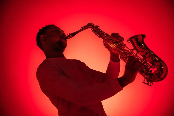 Afrikanisch-amerikanischer Jazzmusiker spielt Saxofon. — Stockfoto