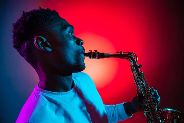 Africký americký jazzový hudebník hrající na saxofon. — Stock fotografie