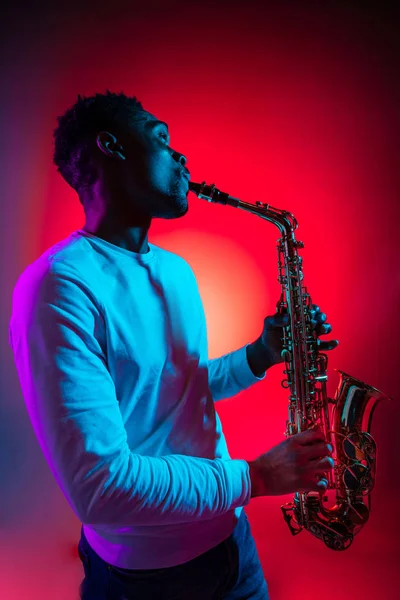 Músico de jazz afroamericano tocando el saxofón . —  Fotos de Stock