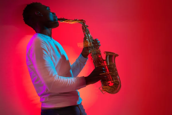 Africký americký jazzový hudebník hrající na saxofon. — Stock fotografie