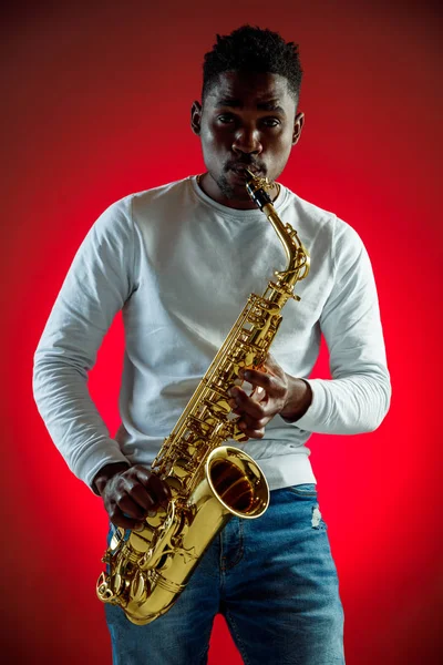 Músico de jazz afroamericano tocando el saxofón . — Foto de Stock