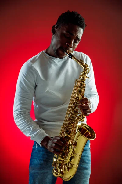 Musicista jazz afroamericano che suona il sassofono . — Foto Stock