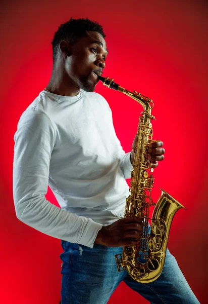 Músico de jazz afroamericano tocando el saxofón . — Foto de Stock