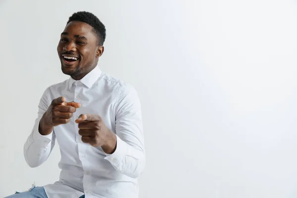 Hombre afroamericano sobre fondo gris aislado señalando con el dedo a la cámara y a ti, signo de mano, gesto positivo y seguro desde el frente —  Fotos de Stock