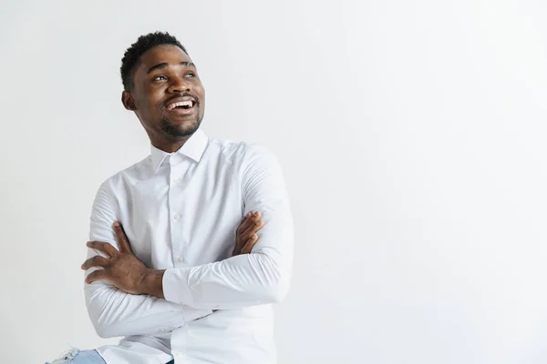 Крупный план портрета счастливого молодого африканского американца, смеющегося на сером фоне . — стоковое фото