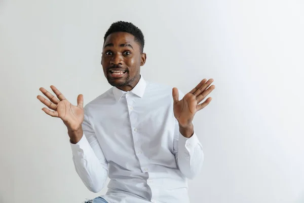 Primer plano retrato de joven guapo sorprendido, boca abierta y ojos, enojado por lo que ve, aislado sobre fondo gris. Emoción humana negativa expresión facial sentimiento concepto . —  Fotos de Stock