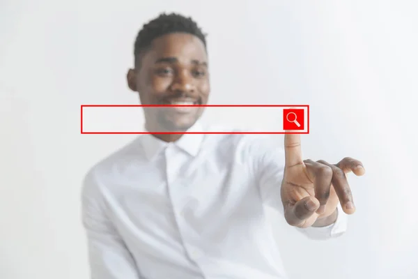 Junger afrikanisch-amerikanischer Kerl interagiert mit leerer Suchleiste. negativer Raum zum Einfügen des Textes. — Stockfoto