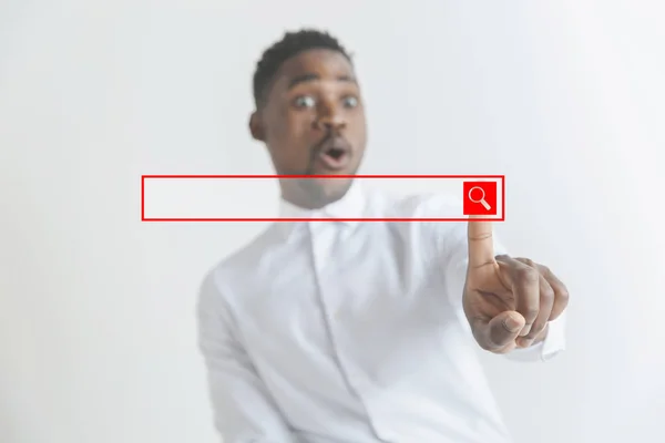 Junger afrikanisch-amerikanischer Kerl interagiert mit leerer Suchleiste. negativer Raum zum Einfügen des Textes. — Stockfoto