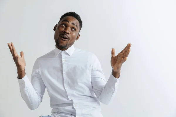 Retrato de un joven afroamericano emocionado gritando en shock y asombro . —  Fotos de Stock