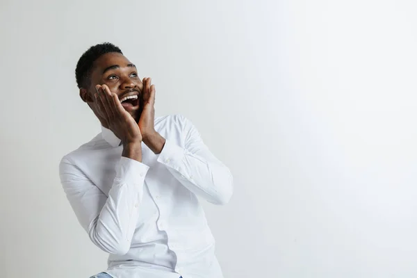 Retrato de animado jovem afro-americano masculino gritando em choque e espanto . — Fotografia de Stock