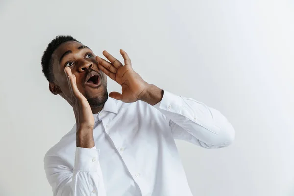 Wow. attraktives männliches Brustporträt auf grauem Studiohintergrund. Junge Afro emotional überrascht bärtigen Mann mit offenem Mund stehen. menschliche Emotionen, Gesichtsausdruck. — Stockfoto