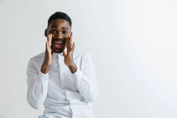 Ouah ! Portrait masculin séduisant à mi-longueur sur fond studio gris. Jeune afro émotionnel surpris homme barbu debout avec la bouche ouverte. Émotions humaines, concept d'expression faciale . — Photo