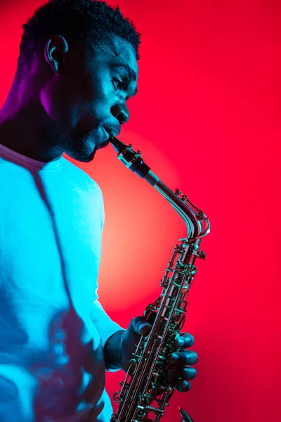 Afro-Amerikaanse jazzmuzikant die de saxofoon spelen. — Stockfoto