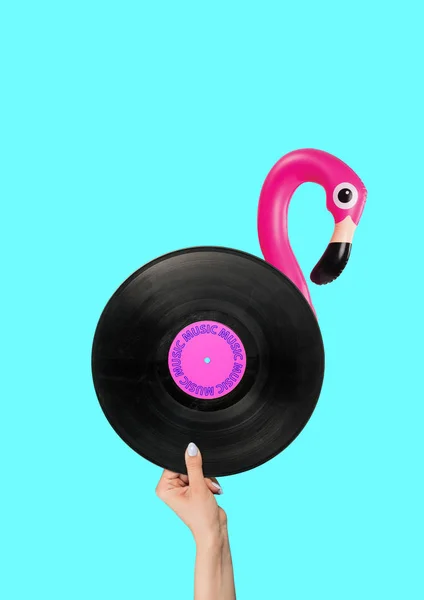 Vamos fazer uma pausa musical. Flamingo com registro de vinil como corpo e mão como pernas. Design moderno. Colagem de arte contemporânea . — Fotografia de Stock