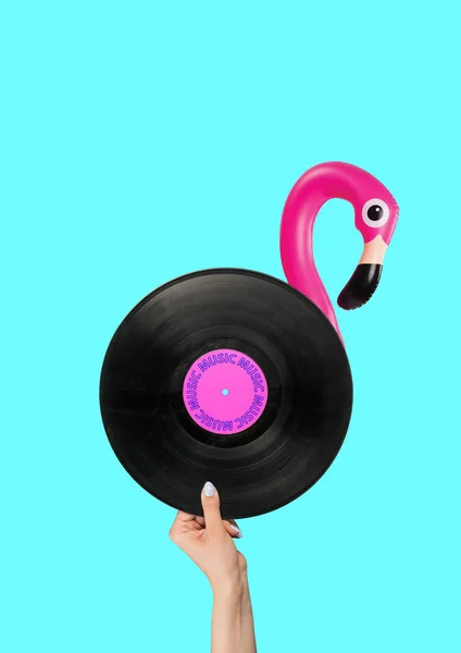 Müzik mola sağlar. Flamingo vinil kayıt bir vücut olarak ve bacaklar olarak el ile. Modern tasarım. Çağdaş sanat kolaj. — Stok fotoğraf