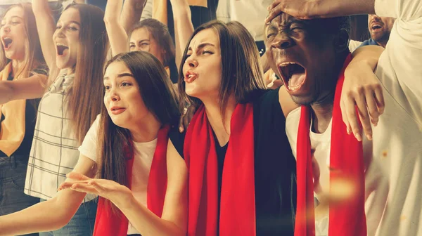 Groep van tevreden fans zijn gejuich voor de overwinning van hun team. — Stockfoto