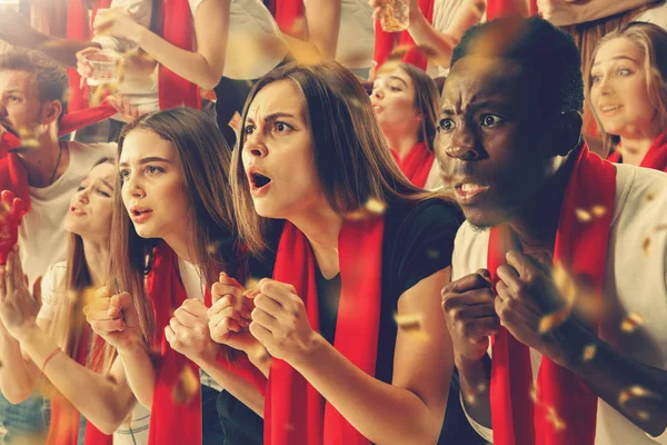 Grupo de fans felices están animando por la victoria de su equipo . — Foto de Stock