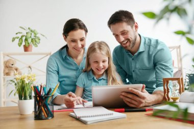 Genç mutlu aile birlikte zaman harcama. Bir gün evde sevdiklerinize.