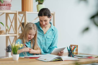Genç mutlu aile birlikte zaman harcama. Bir gün evde sevdiklerinize.