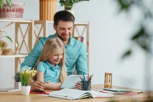 Una giovane famiglia felice passa del tempo insieme. Una giornata con i propri cari a casa . — Foto Stock