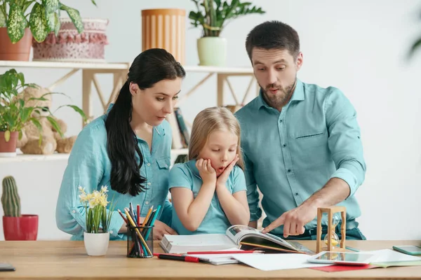 Unga lycklig familj tillbringar tid tillsammans. En dag med nära och kära hemma. — Stockfoto