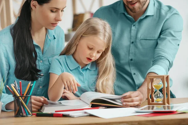 Una giovane famiglia felice passa del tempo insieme. Una giornata con i propri cari a casa . — Foto Stock