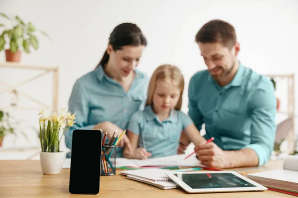 Una giovane famiglia felice passa del tempo insieme. Una giornata con i propri cari a casa . — Foto Stock