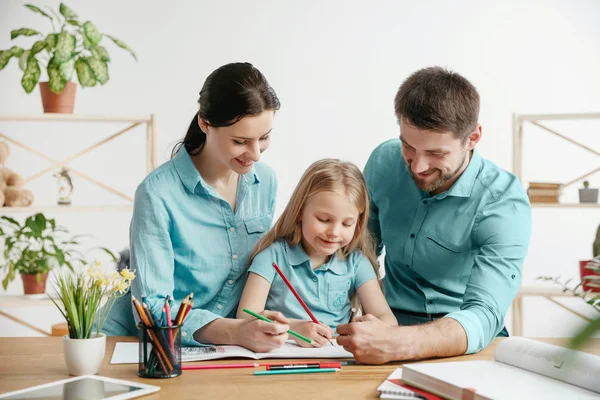 Una giovane famiglia felice passa del tempo insieme. Un giorno in una bella casa . — Foto Stock