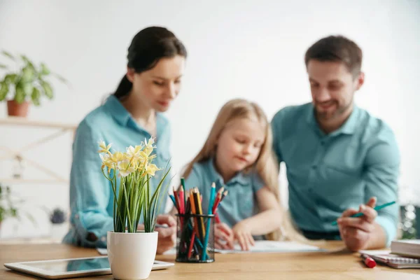 Una giovane famiglia felice passa del tempo insieme. Un giorno in una bella casa . — Foto Stock