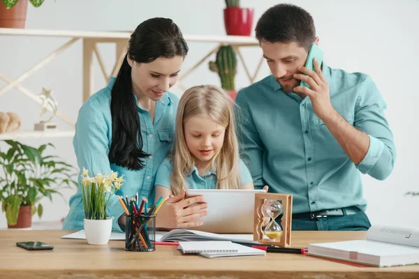 Una giovane famiglia felice passa del tempo insieme. Una giornata con i propri cari a casa . — Foto Stock