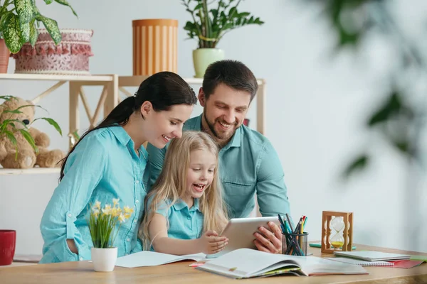 Una giovane famiglia felice passa del tempo insieme. Una giornata con i propri cari a casa . — Foto Stock