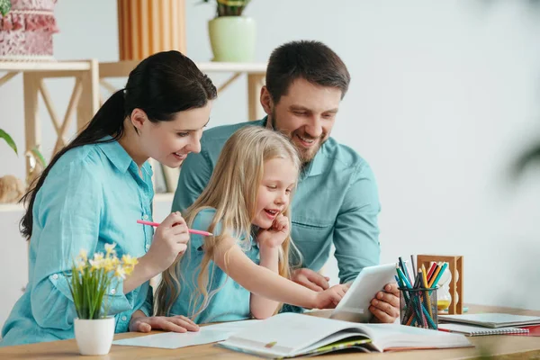 Unga lycklig familj tillbringar tid tillsammans. En dag med nära och kära hemma. — Stockfoto