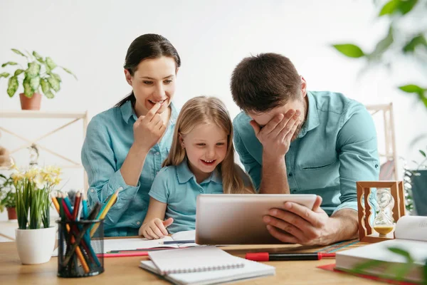 Unga lycklig familj tillbringar tid tillsammans. En dag med nära och kära hemma. — Stockfoto