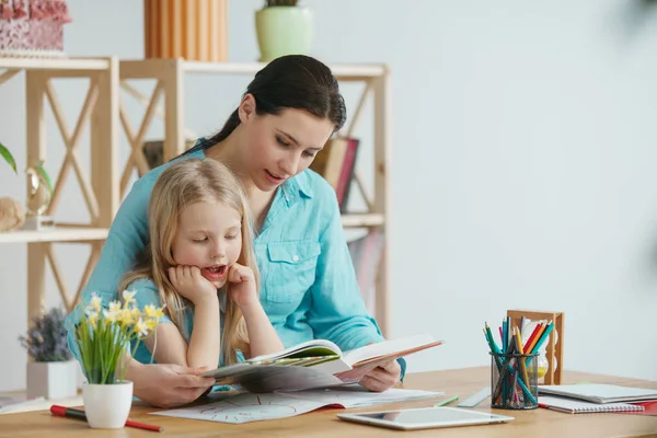 Unga lycklig familj tillbringar tid tillsammans. En dag med nära och kära hemma. — Stockfoto