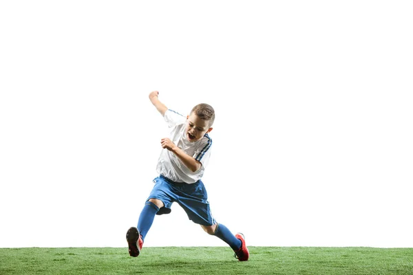 Νεαρό αγόρι με μπάλα ποδοσφαίρου που απομονώνονται σε λευκό. παίκτης ποδοσφαίρου — Φωτογραφία Αρχείου