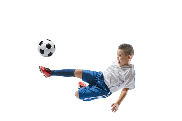 Joven chico patea la pelota de fútbol — Foto de Stock