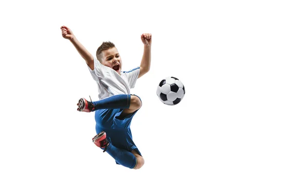 Jonge jongen trapt de voetbal — Stockfoto