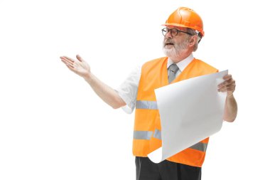 Turuncu kask üzerinde beyaz izole Builder'da