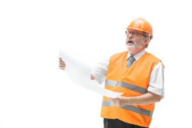 Turuncu kask üzerinde beyaz izole Builder'da