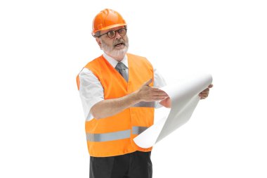 Turuncu kask üzerinde beyaz izole Builder'da