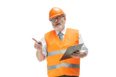 Turuncu kask üzerinde beyaz izole Builder'da