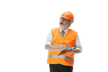 Turuncu kask üzerinde beyaz izole Builder'da