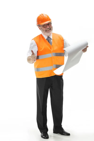 Строитель в оранжевом шлеме изолирован на белом — стоковое фото