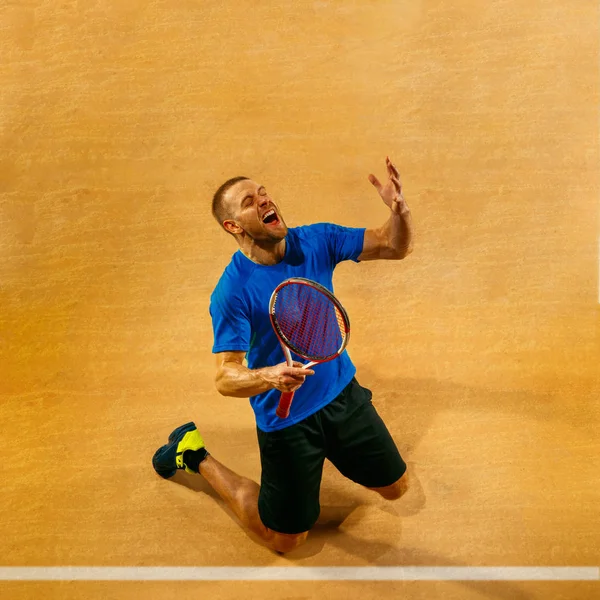 Portrait d'un beau joueur de tennis masculin célébrant son succès au court — Photo