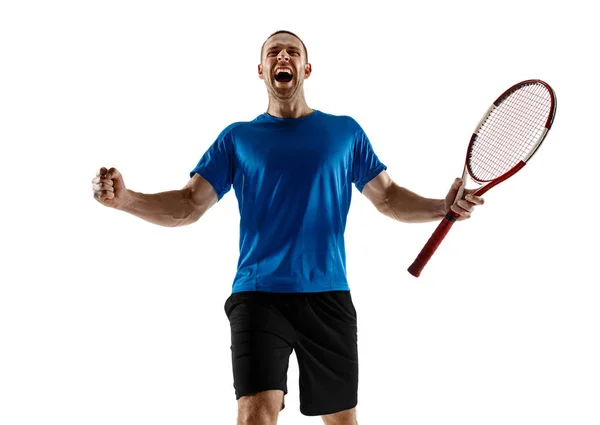 Retrato de un guapo tenista masculino celebrando su éxito aislado sobre un fondo blanco — Foto de Stock