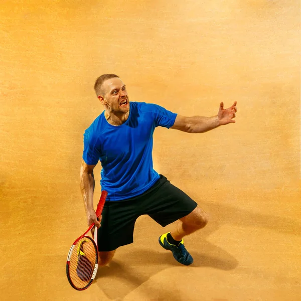 Joueur de tennis accroupi vers le bas regardant vaincu et triste — Photo