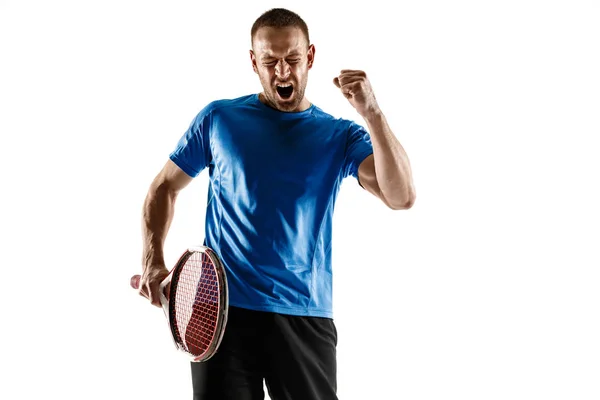 Retrato de um belo jogador de tênis masculino celebrando seu sucesso isolado em um fundo branco — Fotografia de Stock