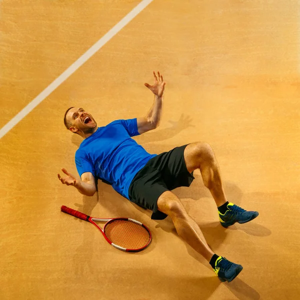 Retrato de un guapo jugador de tenis que celebra su éxito en la corte —  Fotos de Stock