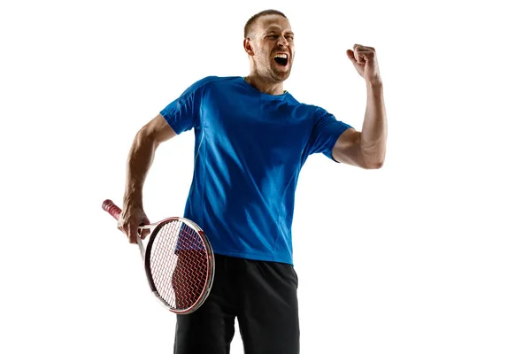 白い背景に分離された彼の成功を祝っているハンサムな男性のテニス プレーヤーの肖像画 — ストック写真