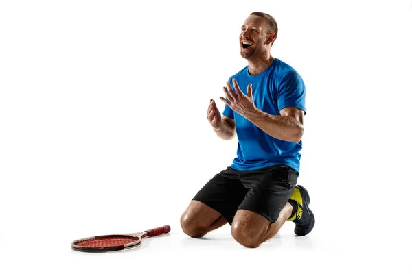 Portrait d'un beau joueur de tennis masculin célébrant son succès isolé sur fond blanc — Photo